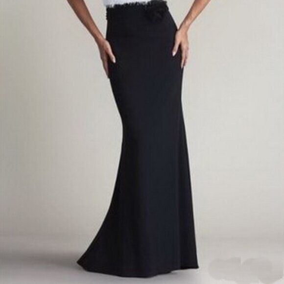 Tadashi Shoji Black Ivory Jana Eyelash Yarn And Crepe Gown - Picture 2 of 4